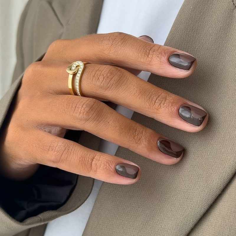 Los colores de uñas que serán tendencia en 2025 para una manicura bonita y elegante todo el año